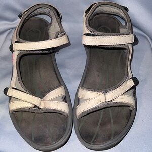 Tevas, womens size 9